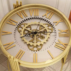 Tavolino rotondo con orologio dorato e ingranaggi rotanti, comodino o tavolino d'appoggio