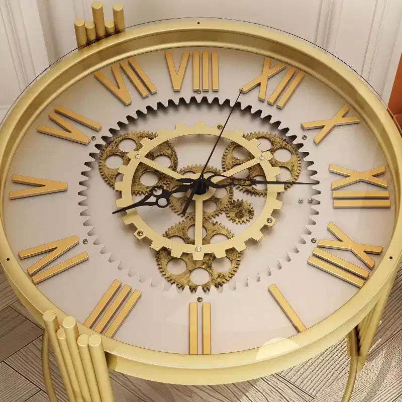 Tavolino rotondo con orologio dorato e ingranaggi rotanti, comodino o tavolino d'appoggio