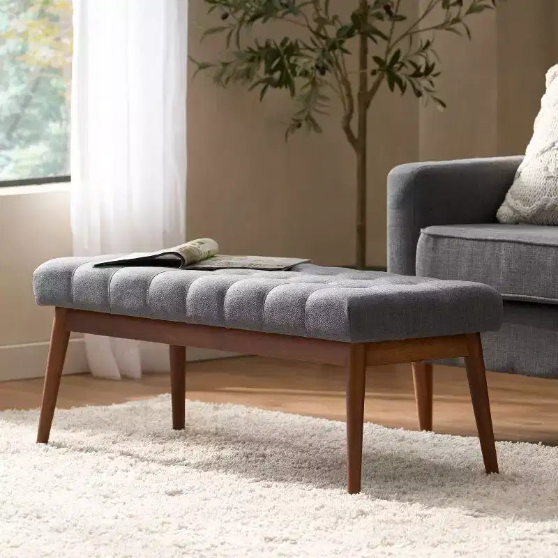 Poggiapiedi Flora Mid Century Modern 44 Rivestito con Trapuntatura in Legno di Gomma