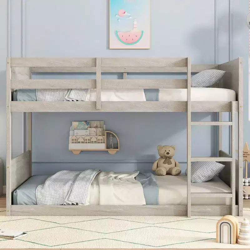 Letto a castello singolo su singolo con testiera e pediera a pannelli, struttura del letto a castello in legno di gomma con sponde e scaletta, quercia anticata
