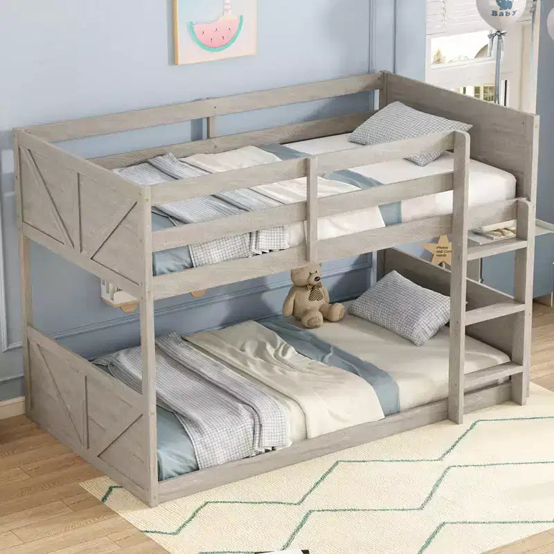Letto a castello singolo su singolo con testiera e pediera a pannelli, struttura del letto a castello in legno di gomma con sponde e scaletta, quercia anticata