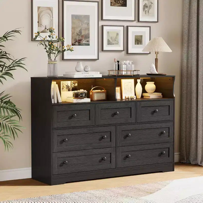 Cassettiera in Legno a 7 Cassetti - Comò Moderno con Stazione di Ricarica USB e Luci a LED, 2 Scomparti Aperti - Ampio Comò per Camera da Letta, Organizzatore di Archiviazione