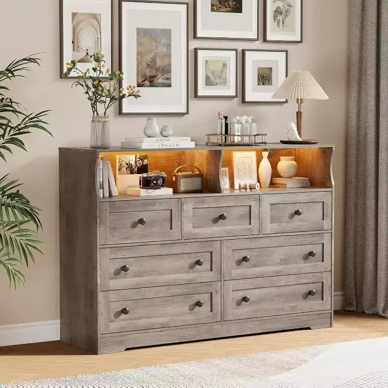 Cassettiera in Legno a 7 Cassetti - Comò Moderno con Stazione di Ricarica USB e Luci a LED, 2 Scomparti Aperti - Ampio Comò per Camera da Letta, Organizzatore di Archiviazione