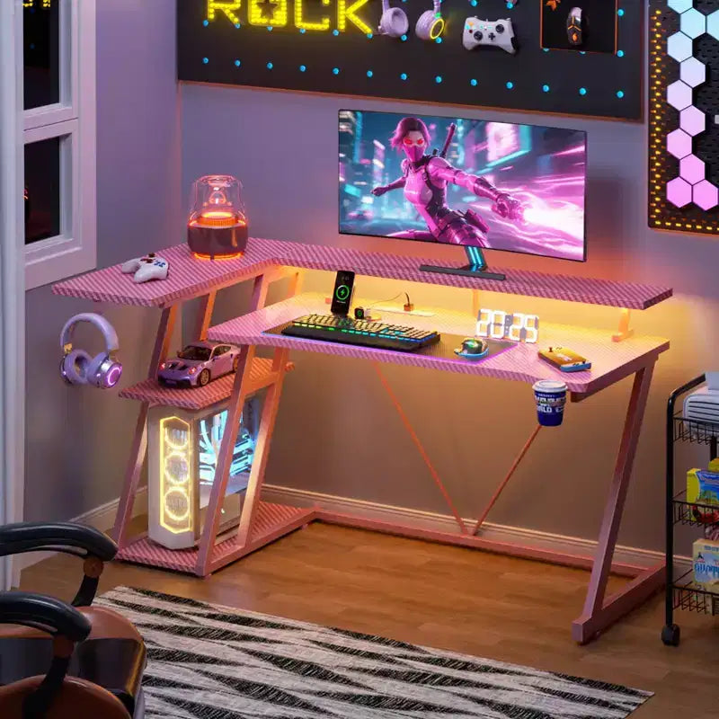Scrivania da gaming angolare a L da 55 pollici, tavolo per computer rosa con supporto per monitor, mensole portaoggetti a 3 ripiani, scrivania da gamer moderna in fibra di carbonio, configurazione salvaspazio