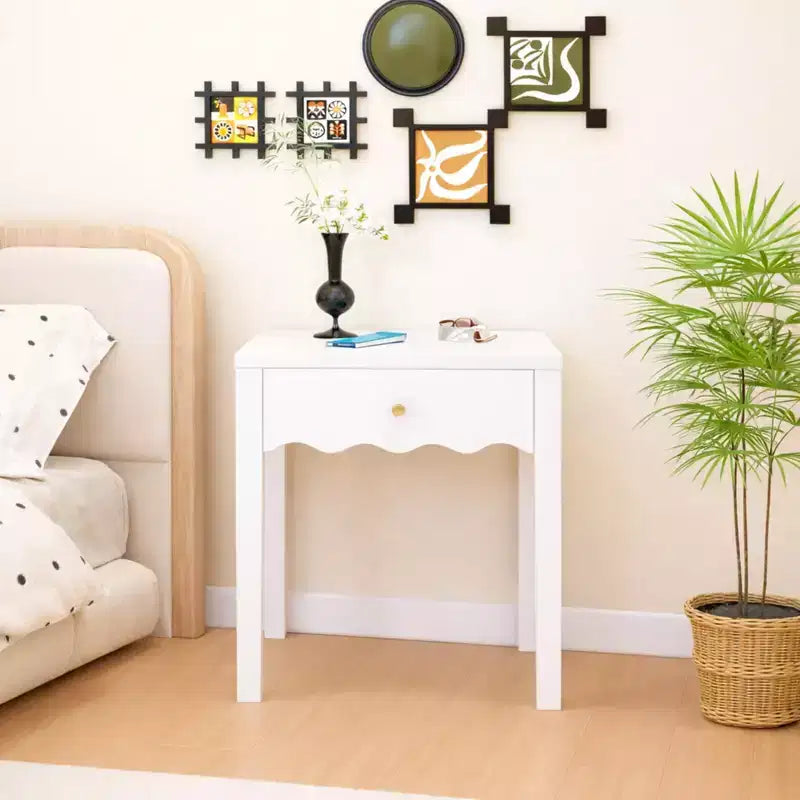 Comodino bianco con cassetto, tavolino moderno con design a grembiule ondulato, tavolino compatto per camera da letto e soggiorno, tavolino piccolo con contenitore