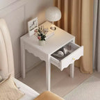 Comodino bianco con cassetto, tavolino moderno con design a grembiule ondulato, tavolino compatto per camera da letto e soggiorno, tavolino piccolo con contenitore
